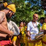 Come sottofondo domina il suono percussivo di alcuni tamburi...